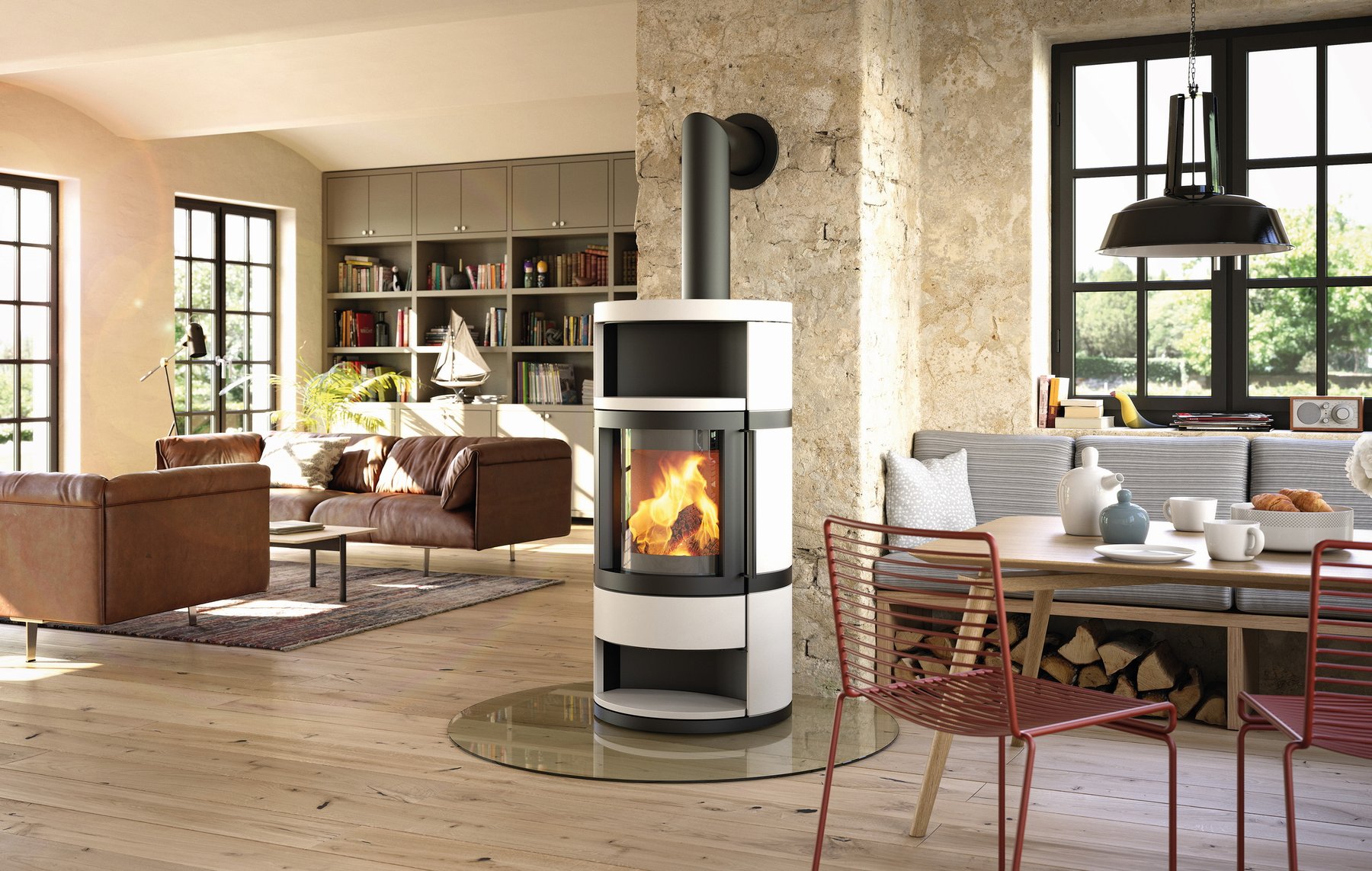 Kaminofen Worms – Feuerkreativ: moderner schwarzer Kaminofen im Showroom