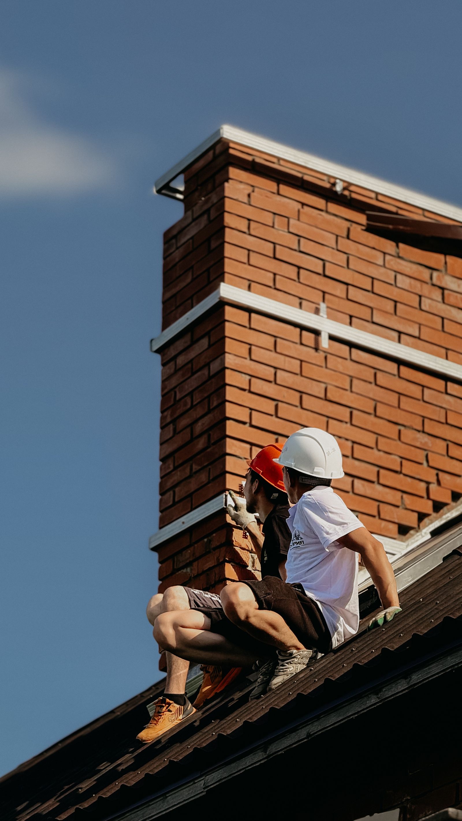 Schornsteinsanierung Worms – Feuerkreativ: Handwerker bei Sanierungsarbeiten am Schornstein